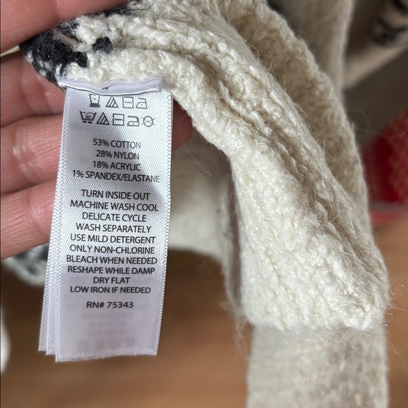 Cozy geometric designed sweater - Picture 5 of 6